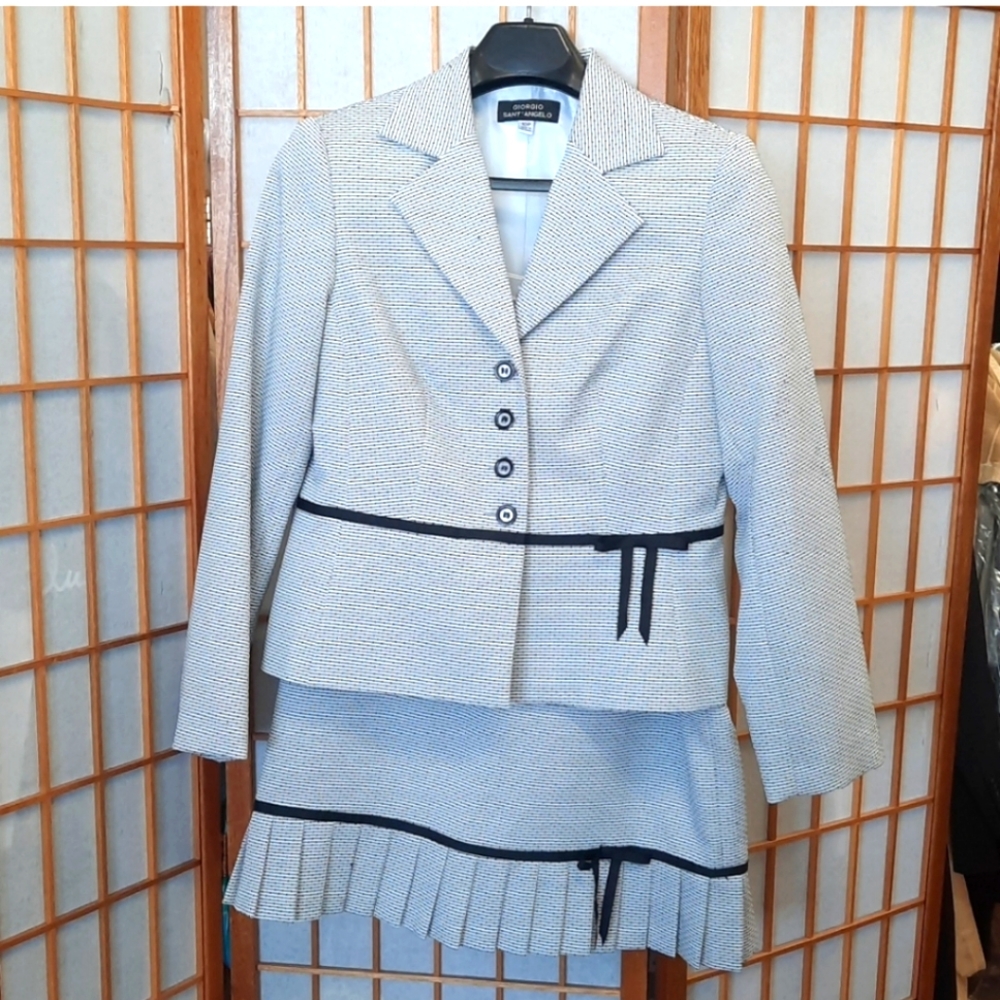 Skirt suit